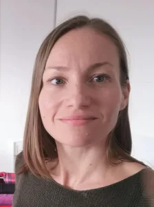 sretna_zena_pomocnica_tko_sam_ja